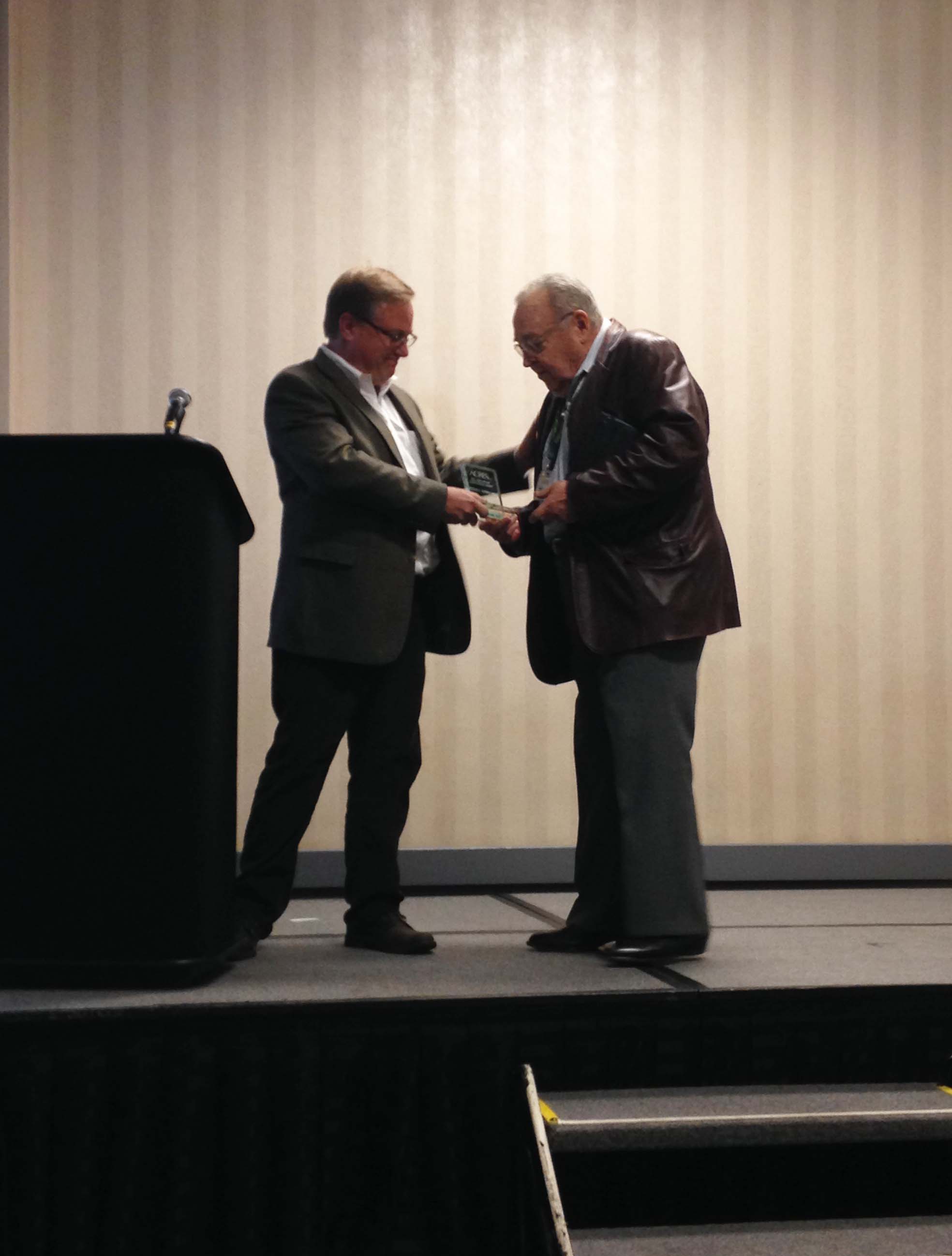 Richard Holliday, DVM accepting his Lifetime Achievement award